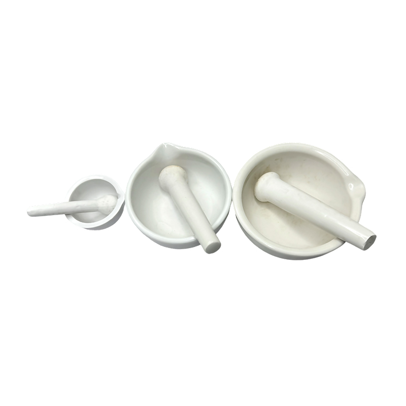 Chemické laboratórium v bielom keramickom porcelánovom mažiari s paličkou