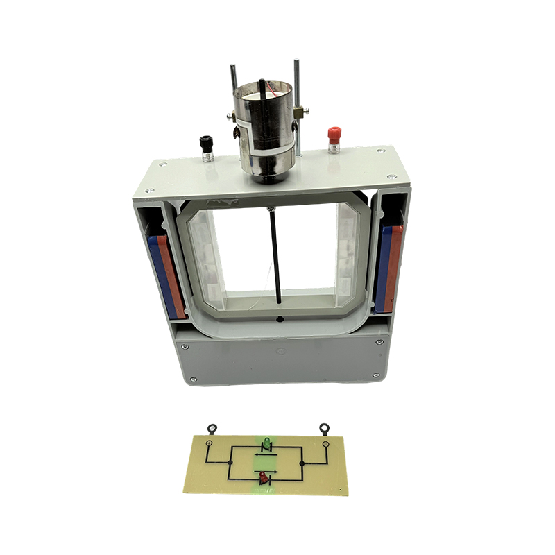 Malý elektromagnetický model motora pre výučbový nástroj v laboratóriu fyziky